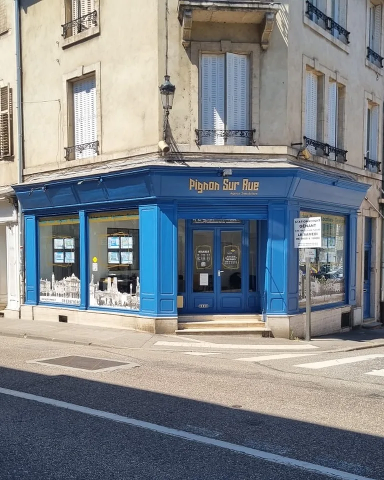 Enseigne d'agence immobilière Pignon Sur Rue à Pont-à-Mousson — lettrage doré sur devanture d'angle