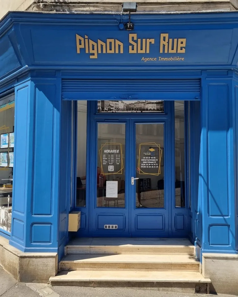 Lettrage doré Pignon Sur Rue et vitrophanie de porte — Pont-à-Mousson